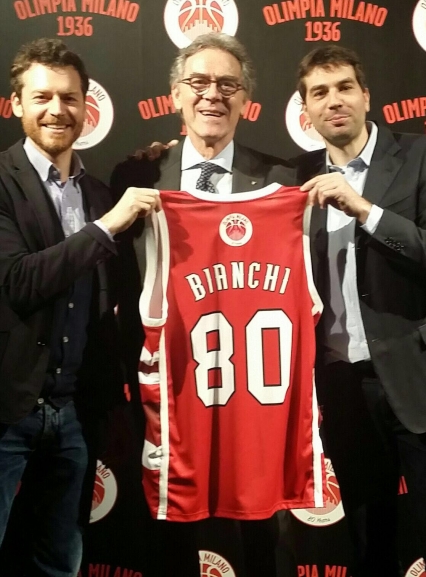 Paolo Bianchi in compagnia dei figli Andrea, campione italiano Juniores, e Carlo, una presenza in serie A nell'Olimpia Milano, in occasione della festa degli Ottant'anni.